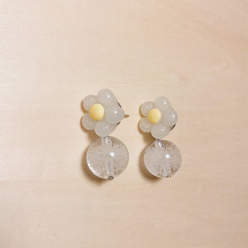 復古白胖胖花氣泡珠耳環 - 耳環/耳夾/耳骨夾 - 樹脂 白色