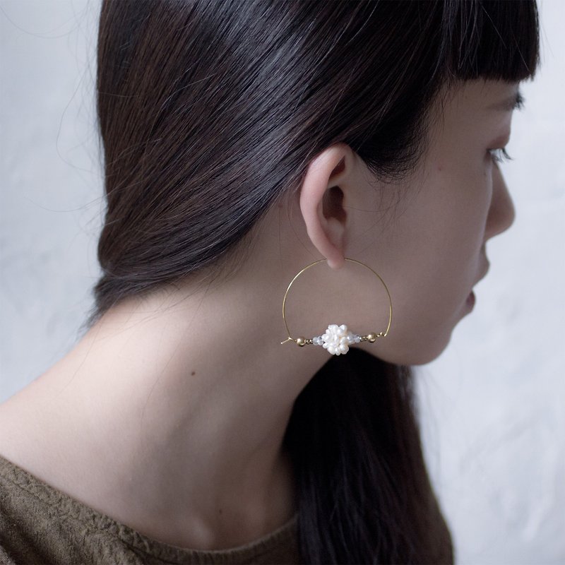 Freshwater pearl flower semicircle earrings - ต่างหู - วัสดุอื่นๆ ขาว