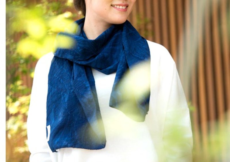 Organic Cotton Indigo Summer Muffler [Botanical Woven Pattern] - ผ้าพันคอ - ผ้าฝ้าย/ผ้าลินิน สีน้ำเงิน