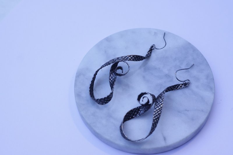 leather texture silver earrings - ต่างหู - โลหะ สีเงิน