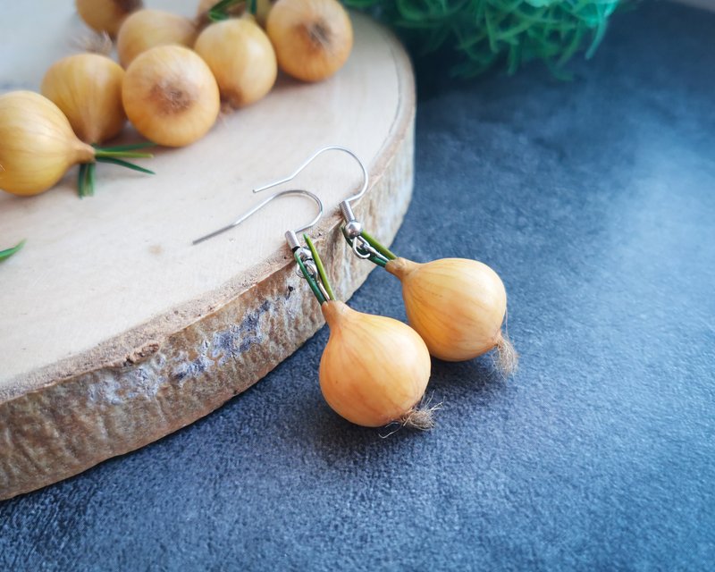 Onion Lover earrings is cottagecore weird, funny, funky, quirky, vegan earrings - 耳環/耳夾/耳骨夾 - 黏土 金色