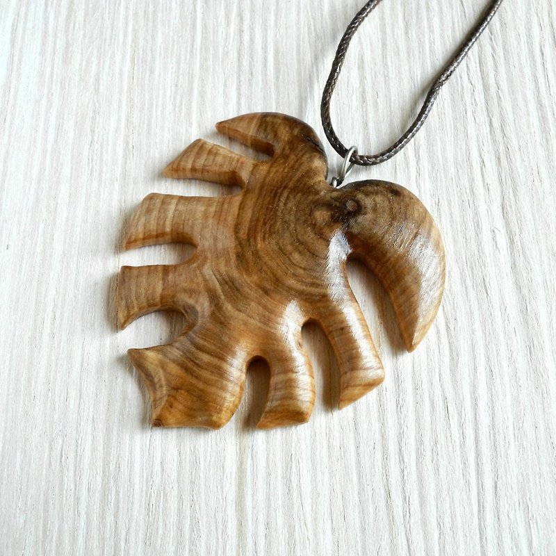 Wooden monstera leaf necklace - สร้อยคอ - ไม้ สีนำ้ตาล