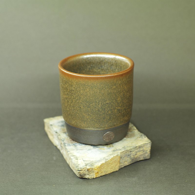 Tibetan gold-glazed mountain pass bucket-shaped water cup hand-made pottery - Cups - Pottery 