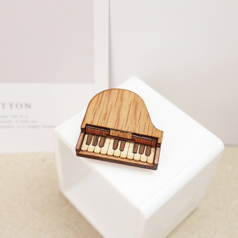 Simulated piano pendant key ring warm oak handmade gift - พวงกุญแจ - ไม้ สีนำ้ตาล