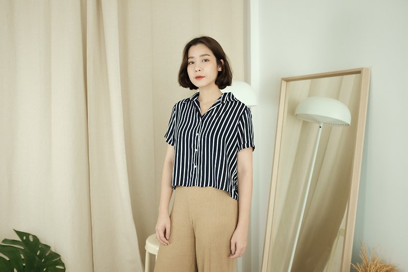 WHITEOAKFACTORY Amily crop top - Stripes rayon shirt - เสื้อเชิ้ตผู้หญิง - ผ้าฝ้าย/ผ้าลินิน สีดำ