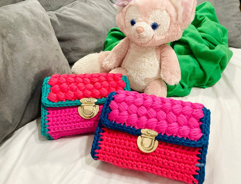 Hand-woven small square bag-blueberry, strawberry - กระเป๋าแมสเซนเจอร์ - เส้นใยสังเคราะห์ หลากหลายสี