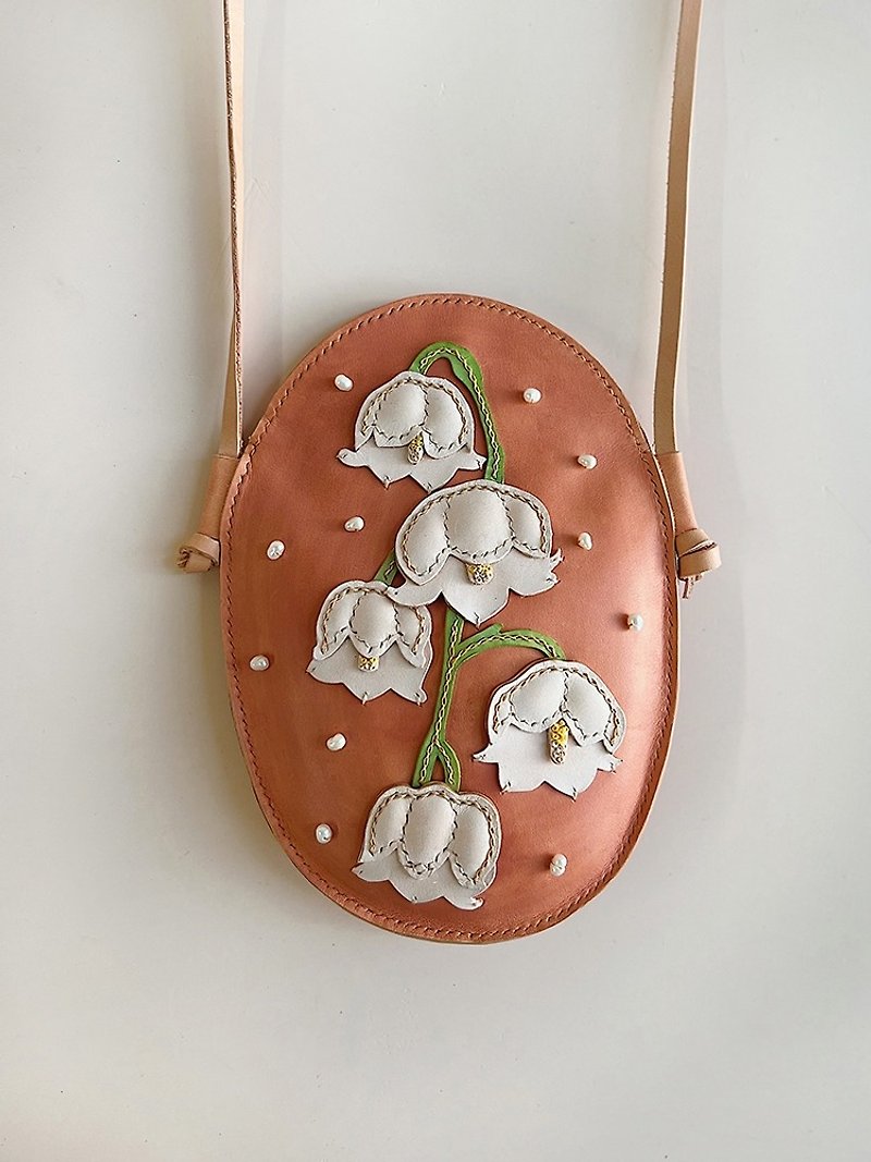 shan leather lily of the valley flower bag, a girl's heart-breaking mobile phone bag, original handmade leather gift - อื่นๆ - หนังแท้ 