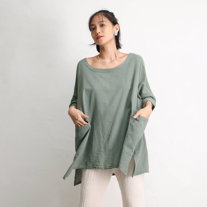 Wide-fitting top with big pockets in gray green - เสื้อผู้หญิง - ผ้าฝ้าย/ผ้าลินิน สีเขียว