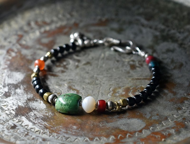 oldチベタンターコイズ、古代瑪瑙、濃赤金赤ホワイトハーツ、ミゾーラムカーネリアン、エメラルドブルービーズ、oldチンシルバーとオリッサブラス、漆黒ビーズのブレ - 手鍊/手環 - 玻璃 黑色