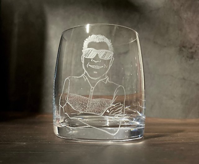 カスタマイズされたガラス彫刻ワイングラスポートレートワインガラスウイスキーガラスゴブレットガラス彫刻両親 - ショップ Mingxin Art  ワイングラス・酒器 - Pinkoi