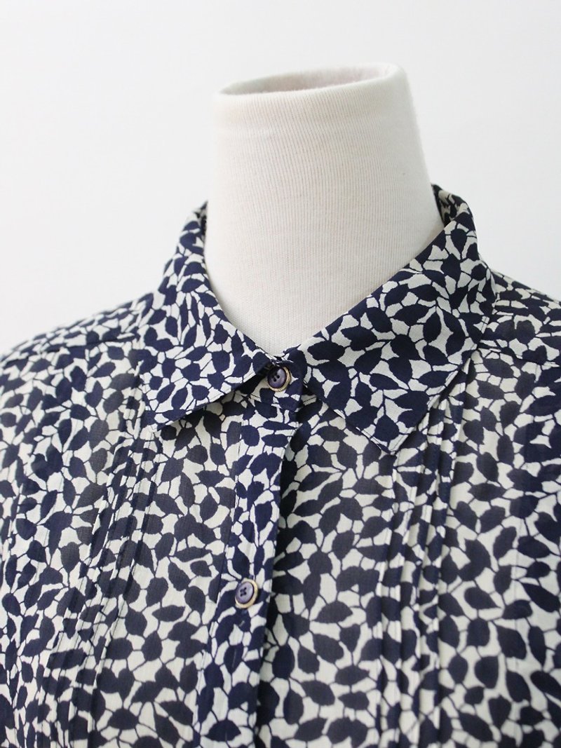 【RE0720T090】 Japanese-made retro elegant dark blue leaves short-sleeved ancient shirt - Women's Shirts - Polyester Blue