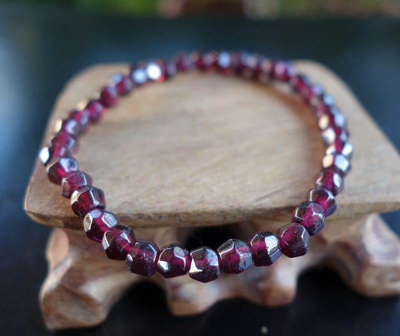 Natural grape purplish red Stone bracelet hand circumference 16 Stone diamond faceted wine red hand beads no good