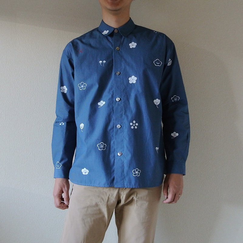 Men's Gingham Check Shirt Blue Plum Family Crest - เสื้อเชิ้ตผู้ชาย - ผ้าฝ้าย/ผ้าลินิน สีน้ำเงิน