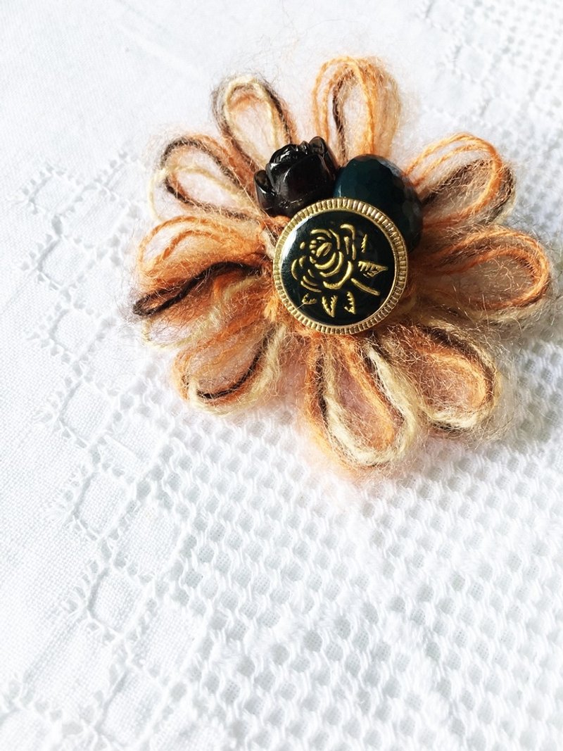 橙色花花襟針 Flower Flower Brooch (BR026) - 胸針 - 棉．麻 橘色