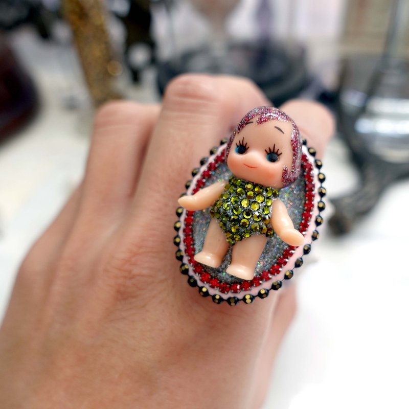 Gorgeous custom-made three-dimensional retro doll embellished with Swarovski crystal Gemstone flash Bronze brass ring adjustable size - แหวนทั่วไป - ทองแดงทองเหลือง หลากหลายสี