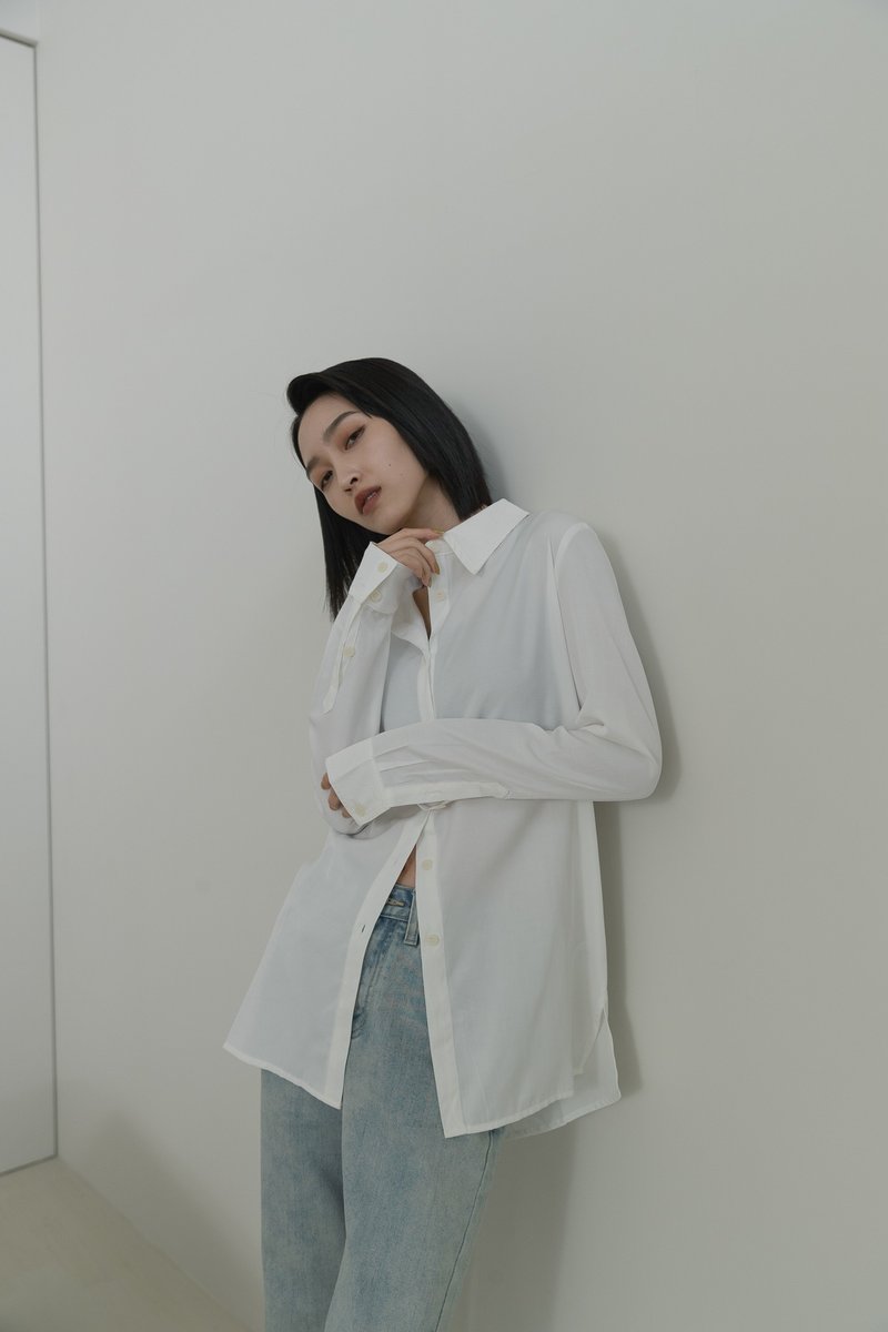 [Brand original] Evelyn rayon glossy soft neat shirt off-white - เสื้อเชิ้ตผู้หญิง - ไฟเบอร์อื่นๆ ขาว