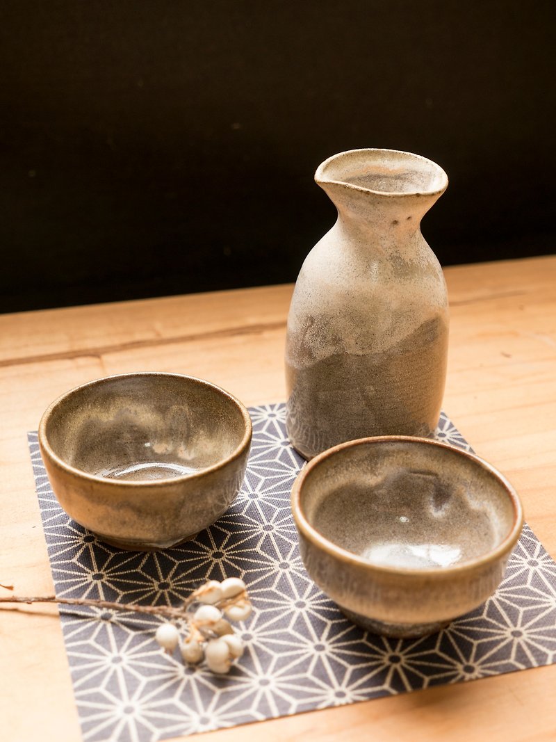 Japanese sake combination _ a pot of two cups