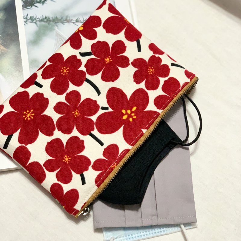 Red big flower blue bottom big flower zipper storage bag can hold mask mask cover - กระเป๋าเครื่องสำอาง - ผ้าฝ้าย/ผ้าลินิน หลากหลายสี