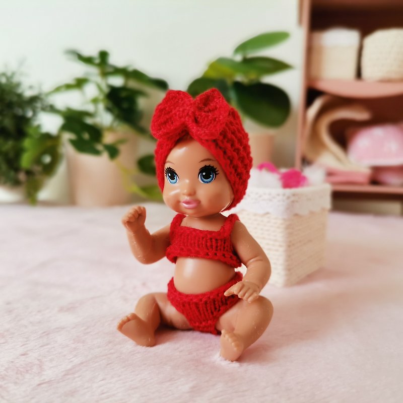 赤ちゃんバービーの赤い水着とターバン