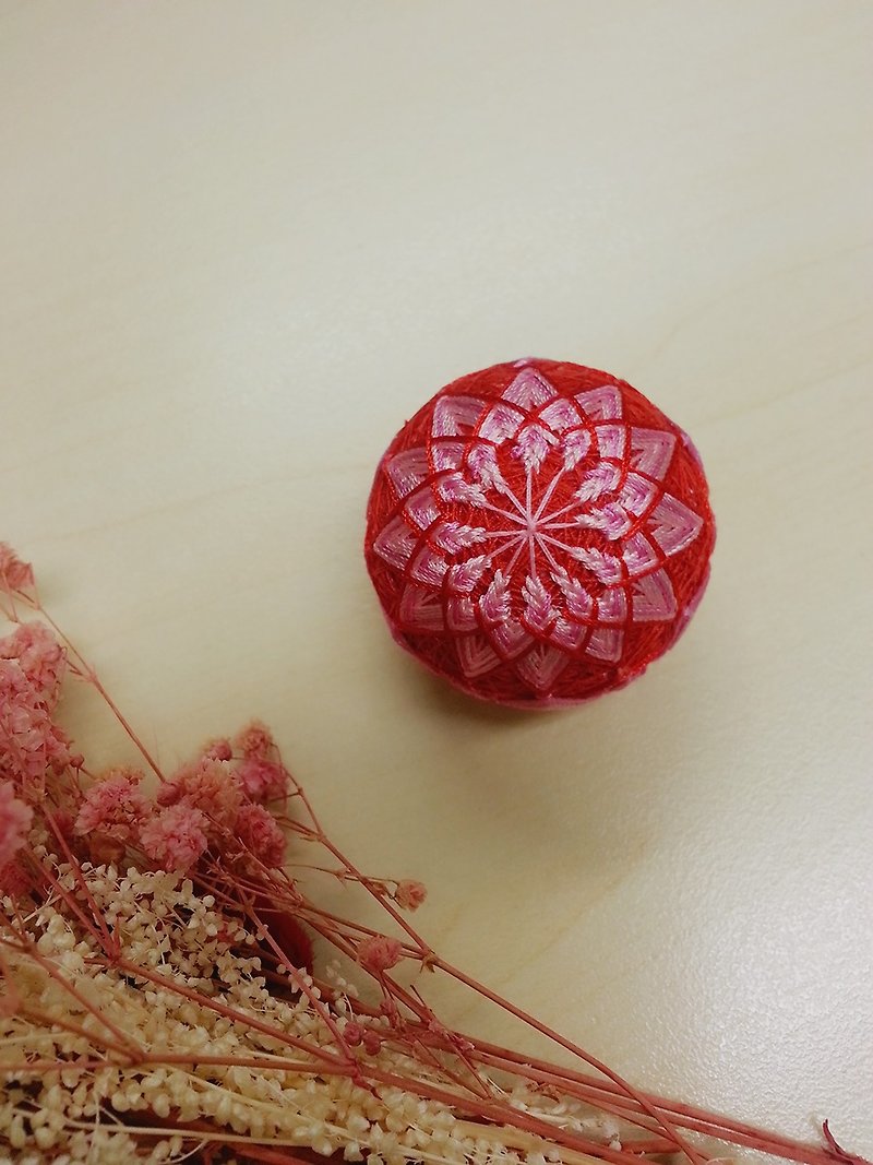 Color line day and small bow ball - red chrysanthemum (full hand) - ที่ห้อยกุญแจ - กระดาษ สีแดง