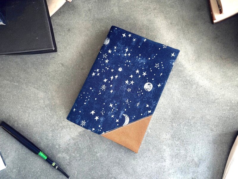 Handmade cloth book jacket. Adjustable book cover. Eternal Night Galaxy - ปกหนังสือ - ผ้าฝ้าย/ผ้าลินิน สีน้ำเงิน