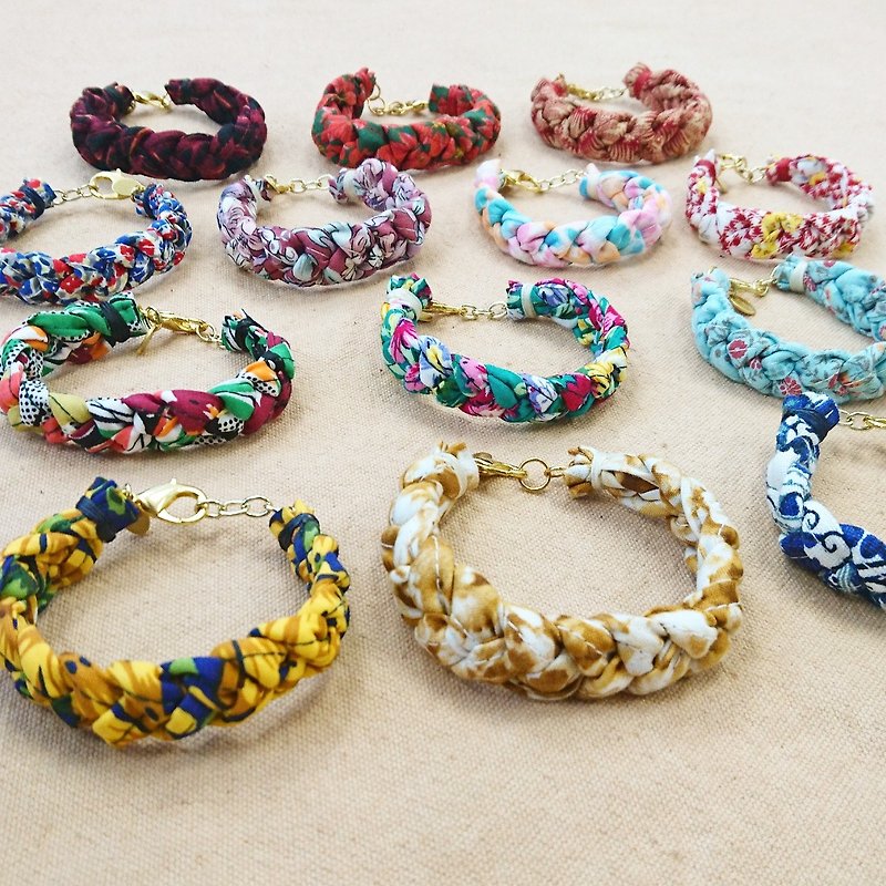 Retro wind floral braided hand strap / bracelet / bracelet / pastoral wind - Bracelets - Cotton & Hemp Multicolor