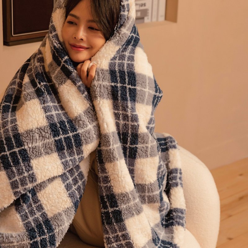 [Warm gift] Lamb Fleece X Flannel Blanket Warm Quilt Pillow Winter Bedding Sea Salt Cheese - เครื่องนอน - วัสดุอื่นๆ สีน้ำเงิน