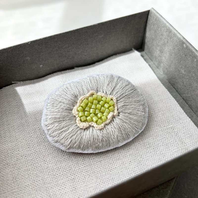 Brooch/hand embroidery/2024 flower lover x green 001/1 item - เข็มกลัด - ผ้าฝ้าย/ผ้าลินิน สีเทา
