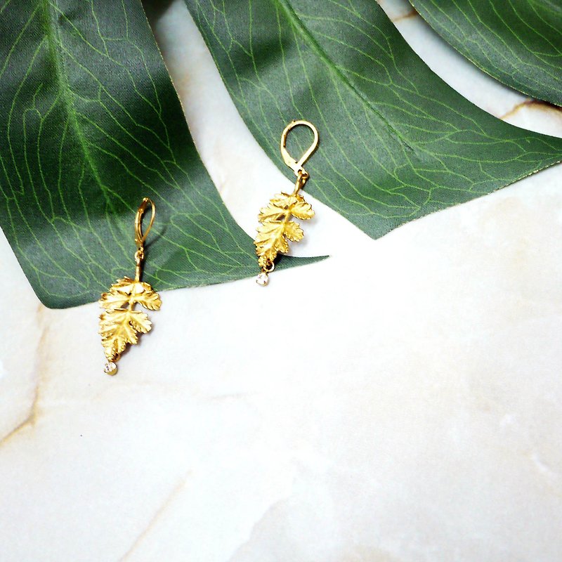 [Refurbished] Autumn fallen leaf Bronze retro earrings - Earrings & Clip-ons - Other Metals Gold