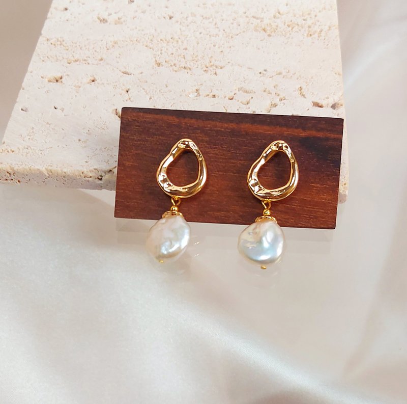 Baroque pearl earrings recommend this season's new designs birthday gift pearl earrings - Earrings & Clip-ons - Other Materials White