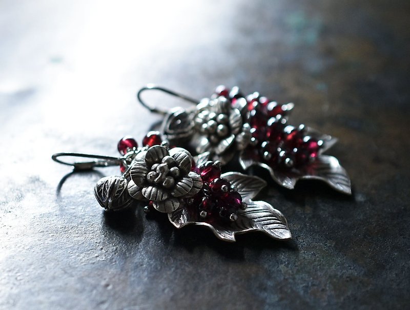 Voluminous earrings made of botanical Karen Silver and garnet - ต่างหู - โลหะ สีเงิน