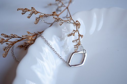 jeweltrove Diamond-shape quadrangle plain sterling silver necklace
