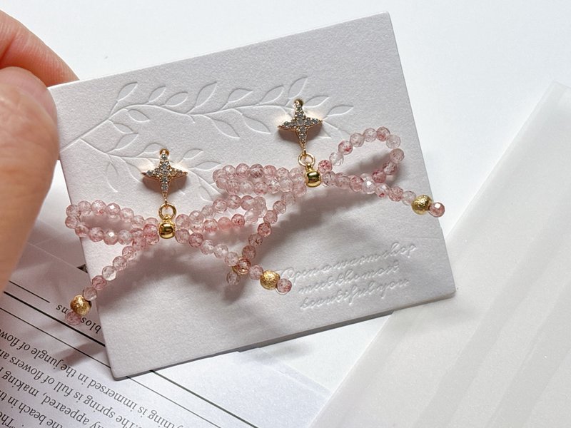 【客製】 偶蕊原創飾驗室 l 手作蝴蝶結 l 草莓晶。耳飾。耳針 - 耳環/耳夾/耳骨夾 - 其他材質 粉紅色