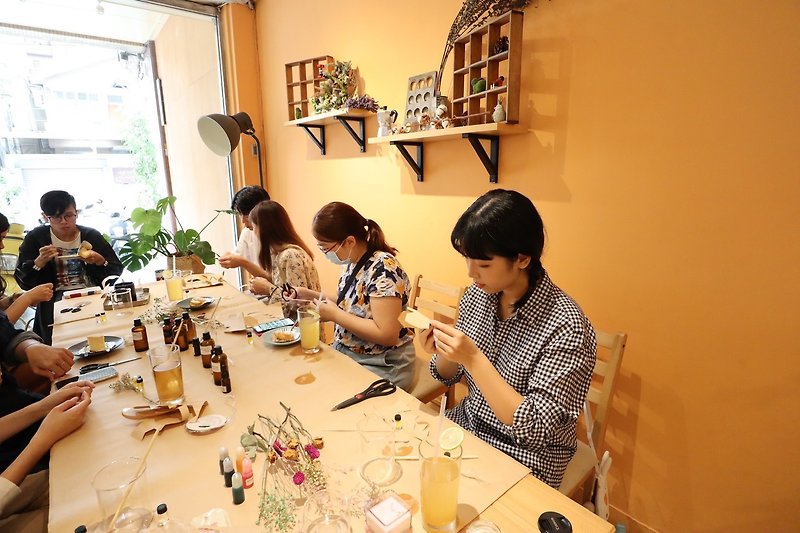 【Workshop(s)】Course / Essential oil fragrance, candle hand-made journey (two works) homemade mold candle hand-made experience