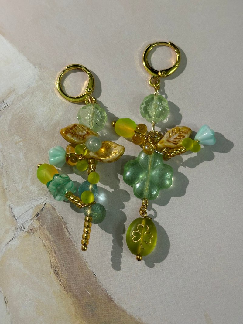 Flower earrings, beaded earrings, original design, handmade earrings, Czech bead - ต่างหู - แก้ว หลากหลายสี