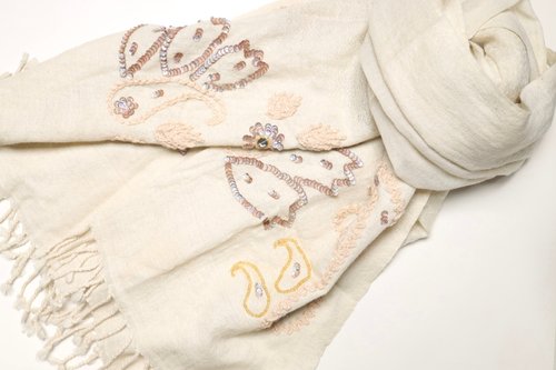 M31仙女星工作室 【精品禮盒】釘珠喀什米爾水煮羊毛刺繡圍巾披肩拼透紗純米白粉色