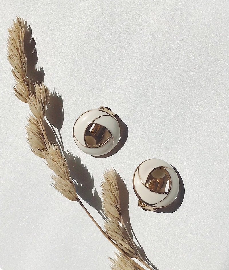 Early clip earrings / vintage white enamel - ต่างหู - โลหะ ขาว