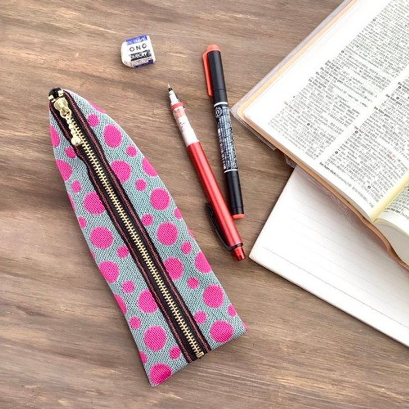 A pencil case with polka dots in the image of a cloudy sky made of tatami mats - กล่องดินสอ/ถุงดินสอ - วัสดุอื่นๆ สีเทา