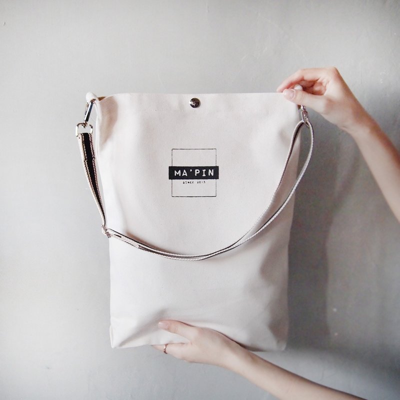 Small Buckle Light Tote－Classic LOGO Black Canvas Tote Bag - กระเป๋าแมสเซนเจอร์ - ผ้าฝ้าย/ผ้าลินิน ขาว