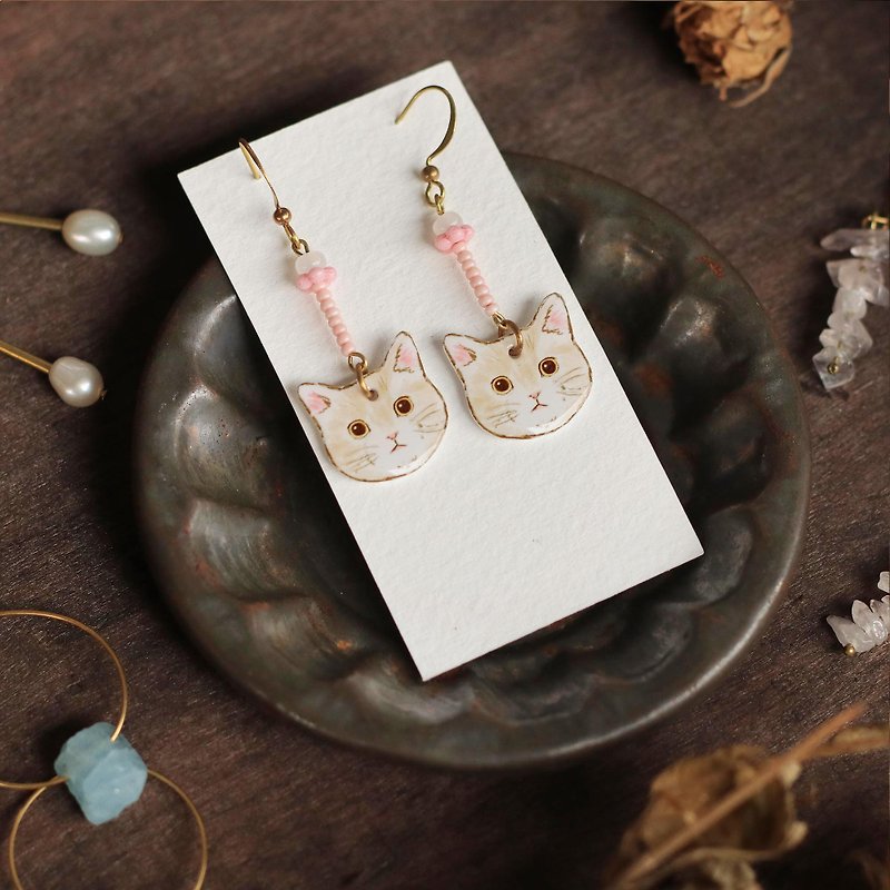 Small animal mini handmade earrings - pink cream cat can be clipped - ต่างหู - เรซิน ขาว