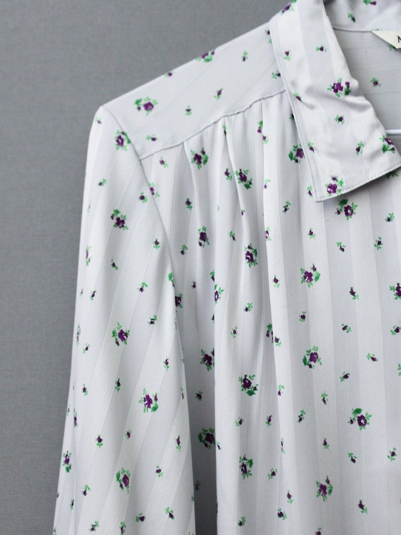 [RE1102T1622] Nippon Department of Forestry and gray bottom purple flowers Long vintage shirt - เสื้อเชิ้ตผู้หญิง - เส้นใยสังเคราะห์ สีเทา