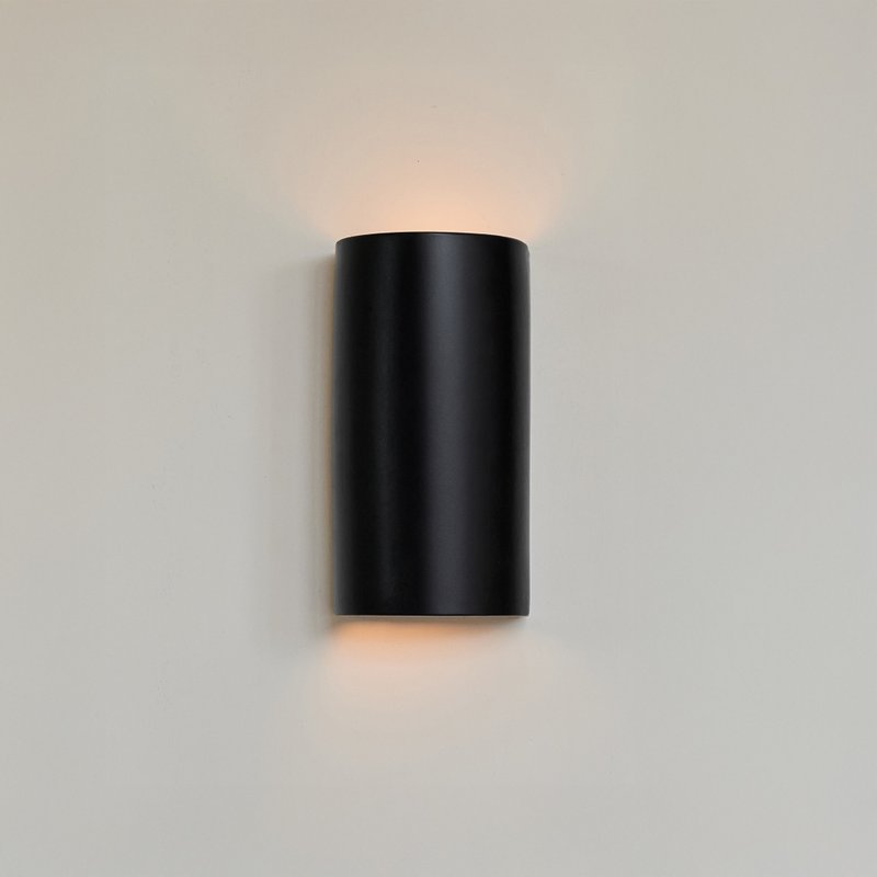 Sleek Black Ceramic Wall Sconce - Handcrafted Light Fixture - 燈具/燈飾 - 黏土 黑色