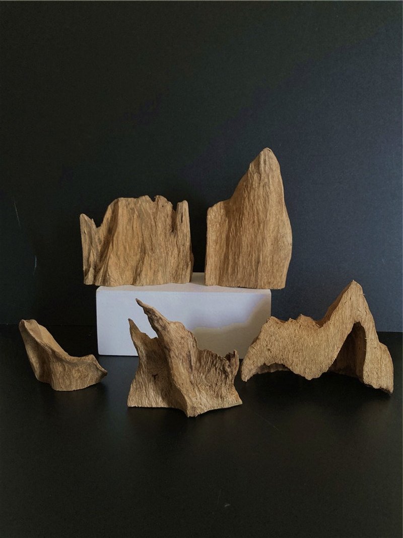 [Everyday small table ornaments] Wild Kalimantan Agarwood (you can choose the shape inside) Feng Shui ornaments - Items for Display - Wood 