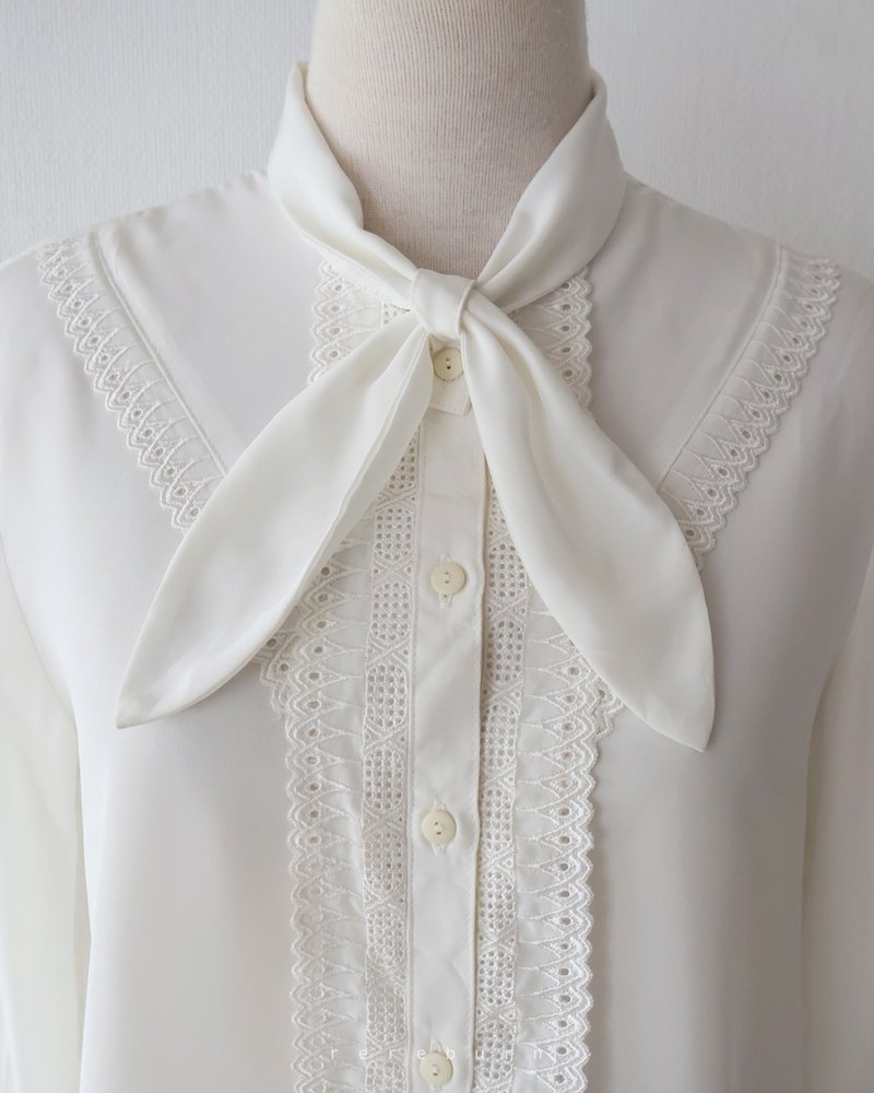 日本製復古刺繡領結長袖米白色古著襯衫 - 女襯衫 - 聚酯纖維 白色