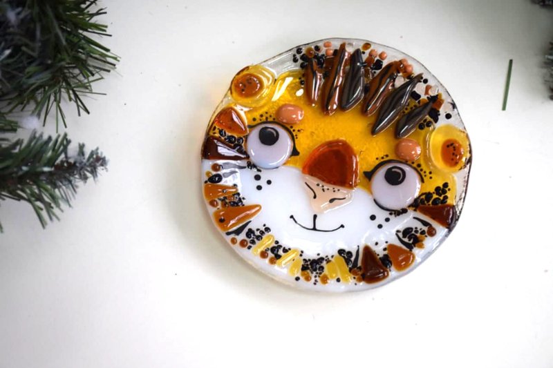 Small fused glass plate with tiger - Dessert handmade plates for Christmas gift - 碟子/醬料碟/醬油碟 - 玻璃 白色