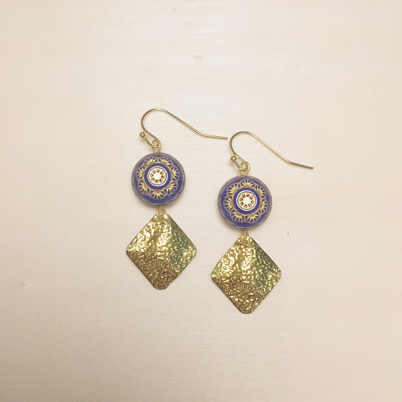 Vintage engraved royal blue pattern road diamond earrings