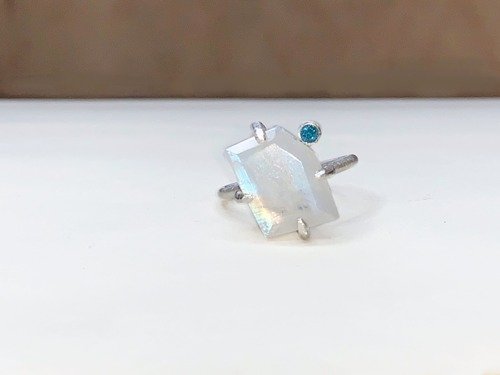 H♡NYC Pinkoi 代購 - 獨一無二的彩虹月光石，帶有磷灰石戒指/定製
