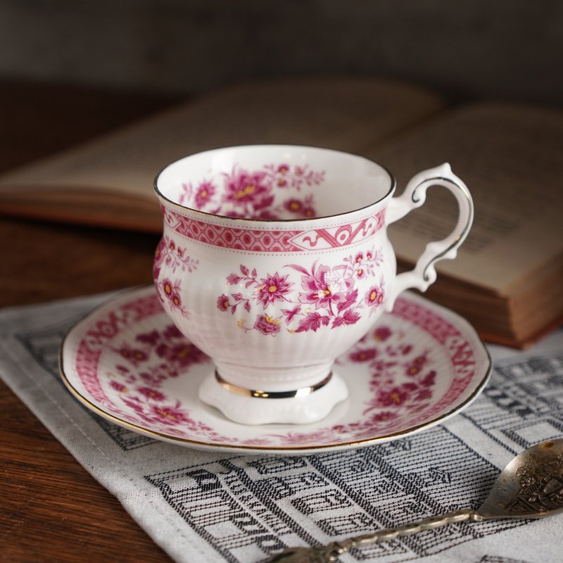 Vintage English fine bone china teacup and saucer made by Elizabethan - ถ้วย - เครื่องลายคราม สีแดง