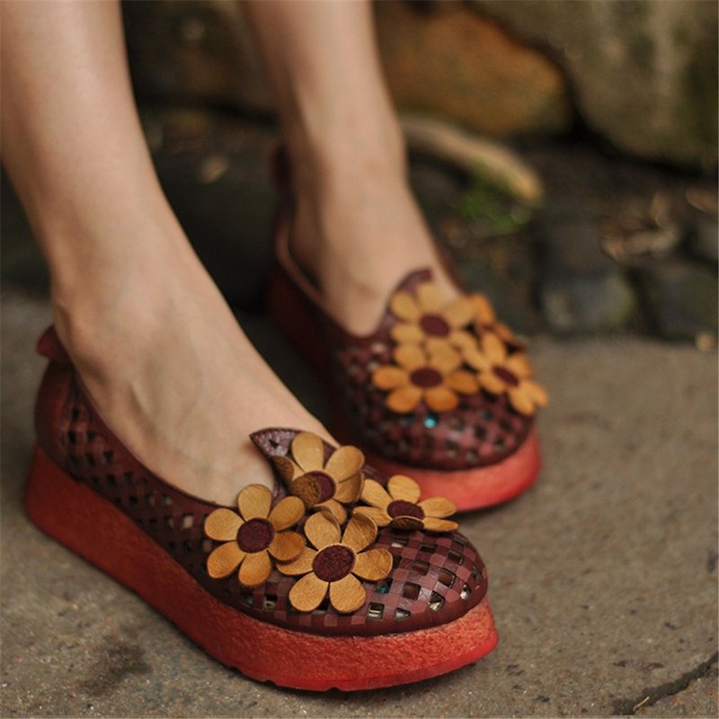 Hollow flower women's shoes flat leather casual shoes comfortable all-match casual shoes - รองเท้ารัดส้น - หนังแท้ สีกากี