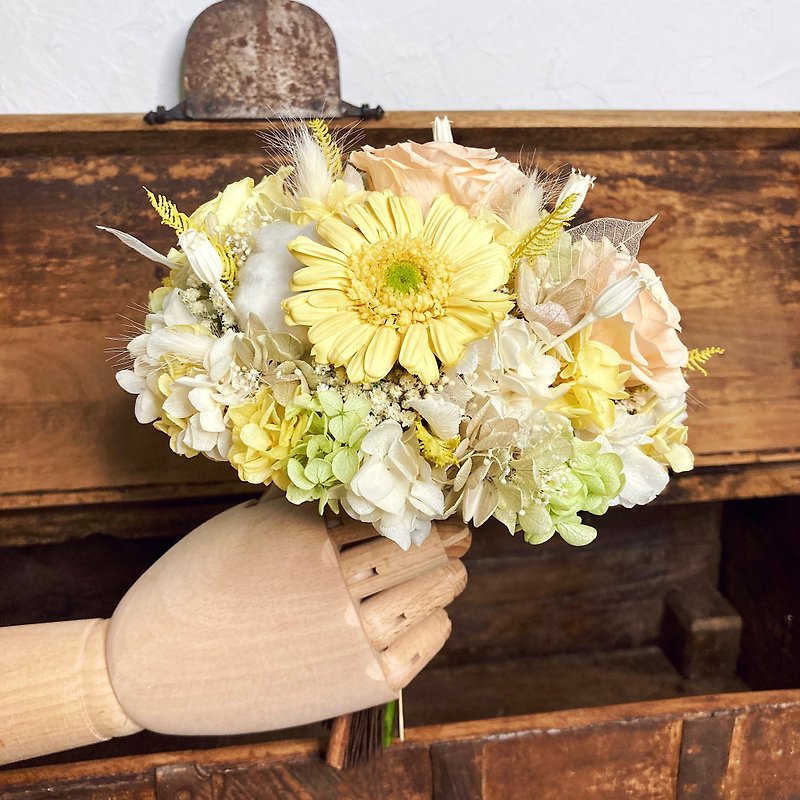 Preserved Sunflower Bridal Bouquet - ช่อดอกไม้แห้ง - พืช/ดอกไม้ สีเหลือง